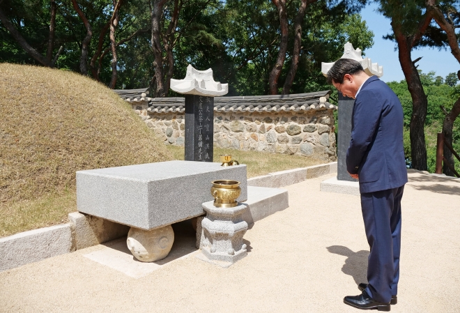 김동연 경기지사 당선자가 3일 오후 다산 정약용 선생 생가와 묘소 등을 방문해 선생의 실학 정신, 민생 위주의 실사구시 정신을 도정에 담겠다고 밝혔다. 김 당선자가 다산 선생 묘소를 참배하고 있다. 캠프 제공 