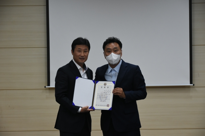 이을용(왼쪽) 용인시축구센터 총감독이 3일 노석종 축구센터 상임이사로부터 임명장을 받고 기념사진을 찍고 있다. 용인시 제공