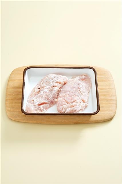 1. 닭가슴살은 잔칼집을 내고 소금과 후춧가루를 뿌린 뒤 밀가루를 가볍게 묻힌다.