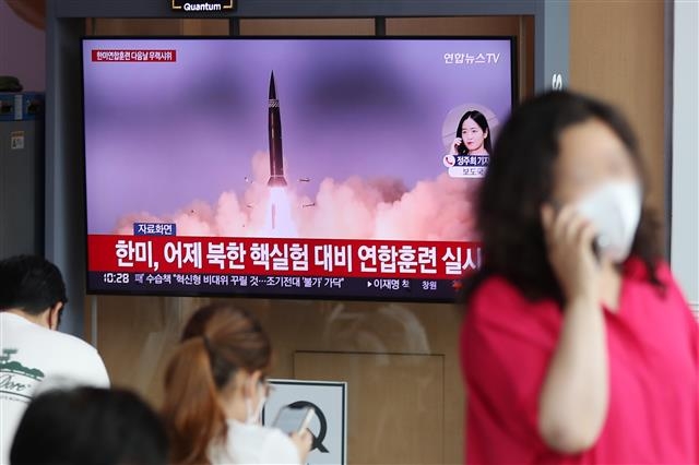 북한은 지난 6월 5일 동해상을 향해 단거리탄도미사일(SRBM) 8발을 발사했다. 이날 서울 중구 서울역 대합실에서 시민들이 북한의 미사일 발사 관련 소식을 TV 뉴스를 통해 시청하고 있다. 2022.06.05 뉴스1