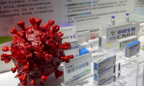 중국 백신업체 시노팜의 제품 전시대. 백신 옆에 코로나19 바이러스 모형이 놓여 있다. AP 연합뉴스