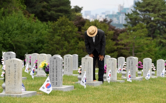 현충일을 하루 앞둔 5일 서울 동작구 국립서울현충원에서 유족들이 묘역을 참배하고 있다. 2022.6.5 오장환 기자