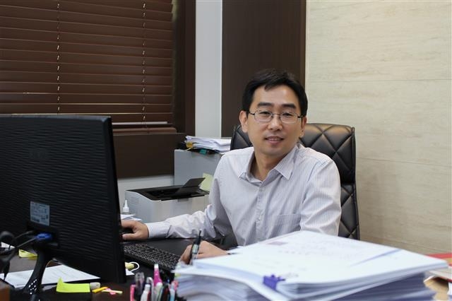 이른바 ‘윤창호법’(도로교통법 148조의2 1항)에 대한 헌법재판소 위헌 결정을 두 차례 이끌어 낸 박기준 변호사가 사무실에서 포즈를 취하고 있다. 박기준 변호사 제공