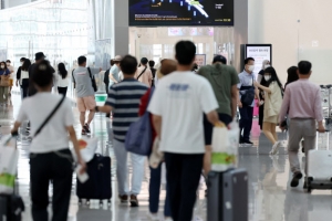 8일부터 백신 미접종자도 입국 때 격리 의무 폐지