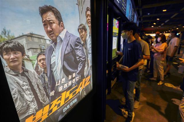 마동석 주연의 범죄 액션 영화 ‘범죄도시2’가 831만 관객을 돌파하며 코로나 팬데믹 이후 최고 흥행작에 등극한 가운데 ‘기생충’(2019) 이후 첫 천만 영화 탄생 가능성이 제기되고 있다. ‘한국형 히어로 무비’를 표방한 이 영화는 입소문을 타며 지난 1일 개봉한 할리우드 대작 ‘쥬라기 월드: 도미니언’에도 밀리지 않고 박스오피스 1위를 유지하는 등 뒷심을 발휘하고 있다. 5일 서울 용산구의 한 영화관에 ‘범죄도시2’의 상영 홍보물이 게시돼 있다. 뉴스1