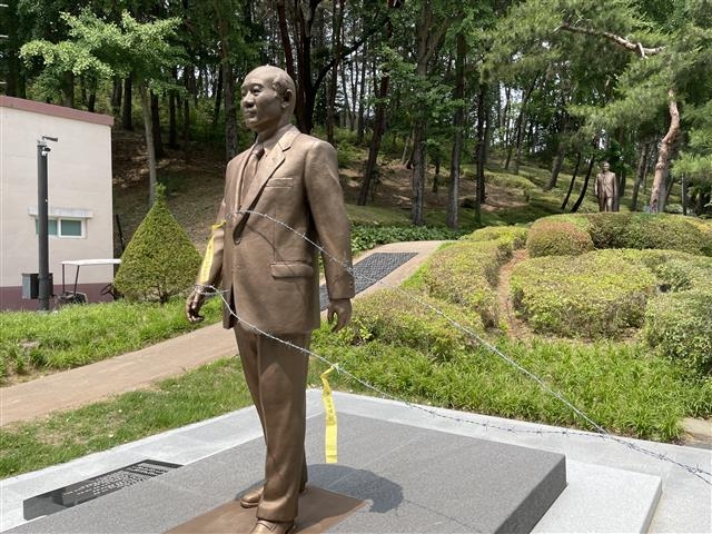 청남대에 설치된 전두환 전 대통령 동상에 가시 철선이 둘러져 있다. 5·18 단체들은 동상 앞에서 기념사진을 찍고 가시 철선을 자진 철거했다. 충북도 제공