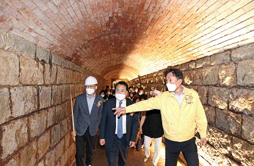이창우(오른쪽) 동작구청장이 지난달 26일 서울 동작구 ‘노량진 지하배수로’ 개통식에 참석한 뒤 도시건설국장, 지역 주민 등 20여명과 함께 시설물을 살펴보고 있다. 동작구 제공