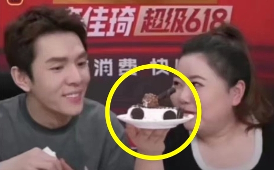 지난 3일 오후 중국 유명 인플루언서 리자치(왼쪽)와 여성 진행자가 ‘탱크’를 연상케 하는 아이스크림을 들고 있다. 리자치 라이브방송 캡처