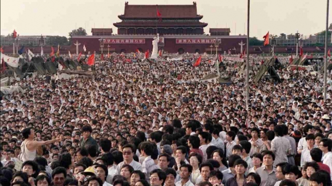대체로 중국 인구는 3년 전만 해도 2030년 무렵이 돼야 정점을 찍을 것으로 예상됐는데 지난해 48만명 밖에 늘지 않아 올해 첫 감소될 것으로 조심스럽게 전망됐다. 사진은 베이징 톈안먼 광장을 가득 메운 중국인들. 위키미디어 커먼스 자료사진 