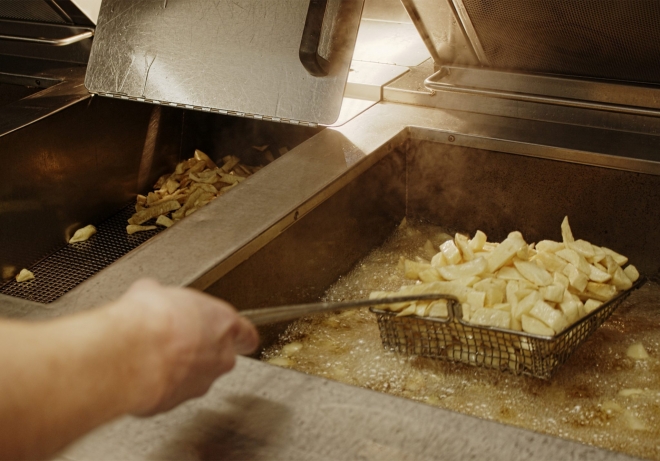 1966년 문을 연 영국 노포크주의 피시앤칩스 기업 플래튼스의 직원이 감자튀김을 튀겨내고 있다. 플래튼스는 6일(현지시간) 주 4일 근무제를 시범 도입했다. 2022.6.7 플래튼스 팀블로그 제공