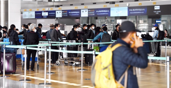 인천국제공항 제1여객터미널 출국장에서 이용객들이 출국 수속을 밟고 있다.. 코로나19 엔데믹(풍토병으로 굳어진 감염병)과 해외 입국자 자가격리 면제 등으로 해외여행 수요가 늘며 비행기표 값이 전세계적으로 폭등하고 있다고 블룸버그 통신이 6일(현지시간) 보도했다. 서울신문 DB