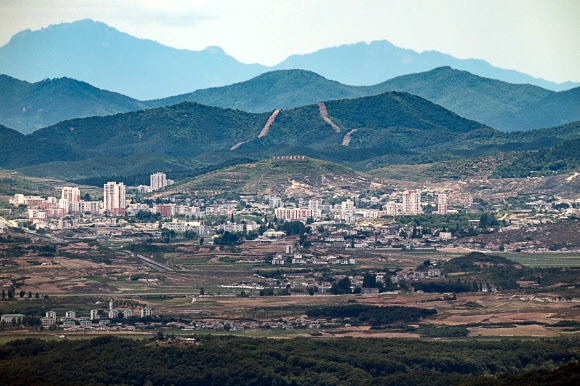 7일 경기 파주시 접경지역에서 바라본 서부전선 비무장지대(DMZ) 너머로 북한 개성공단 일대가 보인다. 연합뉴스