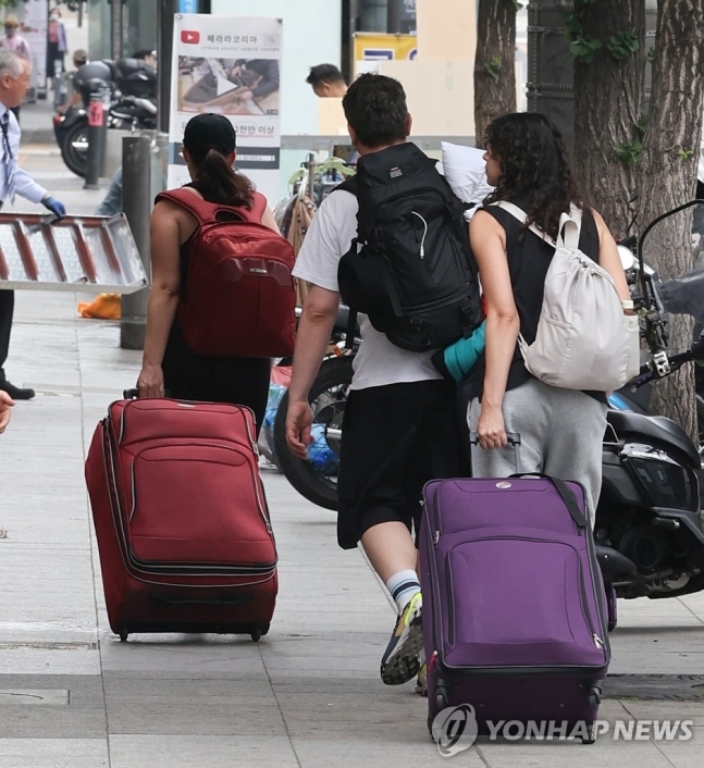 29일 외국인 밀집 지역인 서울 용산구 이태원 거리에서 여행가방을 든 외국인들이 지나가고 있다. 연합뉴스