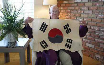 미국 해병대 소속으로 6·25전쟁에 참전했던 짐 란츠가 71년 전 한국 해병이 선물한 태극기를 들어 보이고 있다. 국가보훈처는 ‘태극기 해병 찾기 캠페인’을 펼치기로 하고 7일 란츠의 영상을 공개했다. 국가보훈처 제공