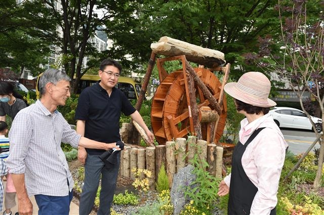 오승록(가운데) 노원구청장이 서울 노원구 삿갓봉공원 마을정원에서 마을정원사들과 이야기를 나누고 있다. 노원구 제공