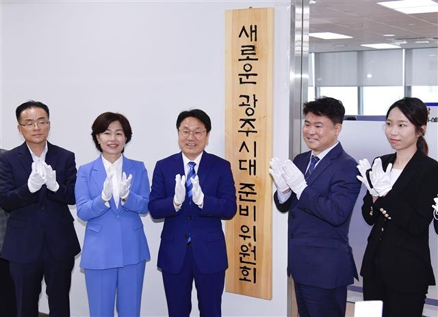 강기정(왼쪽 세 번째) 광주시장 당선인