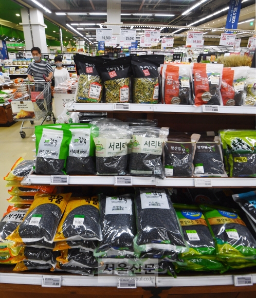 글로벌 식량·육류 가격이 역대급으로 치솟으면서 경고음이 커지는 가운데 7일 서울시내 한 대형마트 곡물 코너에 상품이 진열돼 있다. 안주영 전문기자