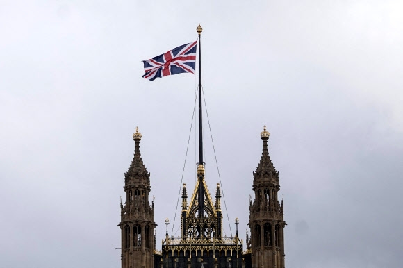 영국 국기가 런던의 국회의사당 위에서 휘날리고 있다. 2022.6.6 AFP 연합뉴스