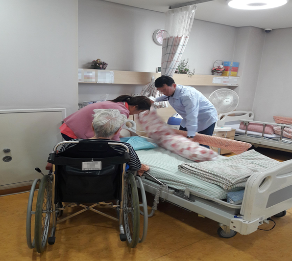 발달장애인 사회참여 확대와 소득보장 도모에 집중하고 있는 서울 동작구가 진행하는 발달장애인 요양보호사 보조일자리 사업 모습. 동작구 제공.