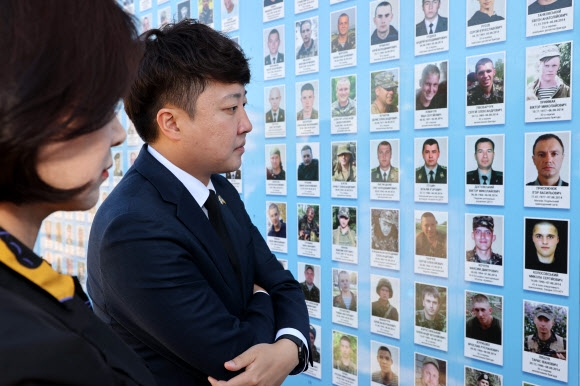 우크라이나를 방문한 국민의힘 이준석 대표와 대표단이 6일 우크라이나 키이우 추모의 벽을 방문해 둘러보고 있다. 2022.6.8  국민의힘 제공