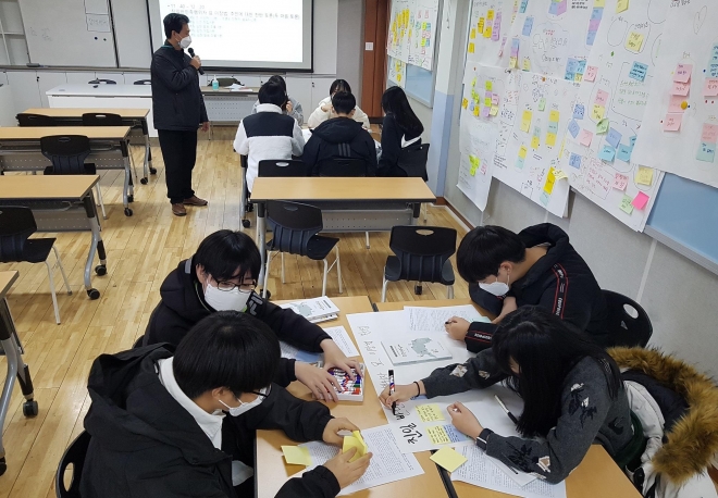 지난해 서울 동작구가 진행한 민주시민학교에 참여한 학생들이 찬반 토론을 진행하기 위해 준비하는 모습. 동작구 제공.