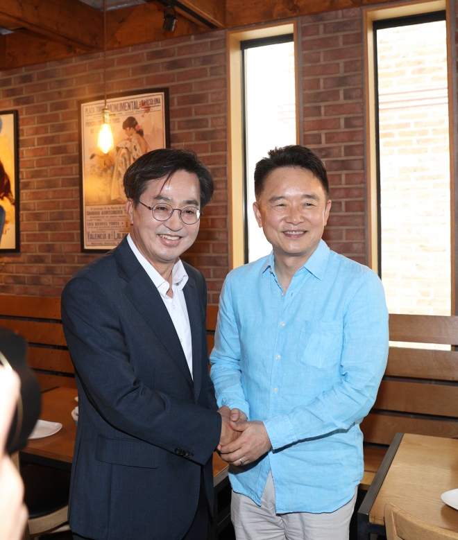 8일 오후 12시 김동연(오른쪽)경기지사 당선인이 남경필(왼쪽) 전 경기지사를 수원의 한 식당에서 만나 인사를 나누고 있다. 김동연 당선인측 제공 