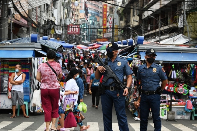 필리핀 마닐라의 한 시장거리에서 경찰관들이 경비를 서고 있다. AFP연합뉴스 