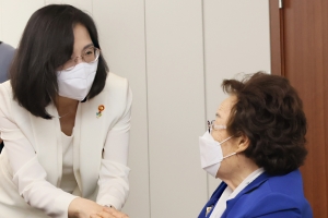 여가부 장관 만난 이용수 할머니 “위안부 문제, 유네스코 등재해야”