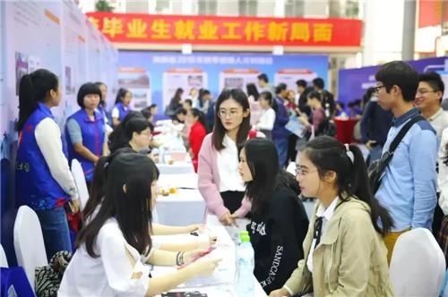 중국의 대학생 취업 박람회. 올해는 코로나19 방역으로 최악의 취업난이 예상된다. 연합뉴스