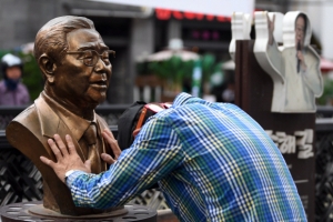 송해 동상 앞 국화꽃과 소주…“아버지 그립습니다” 시민들 추모 물결