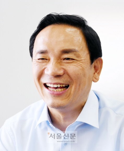 6·1 지방선거 결과 ‘보수 1번지’ 강남구를 이끌게 된 조성명 강남구청장 당선인이 8일 서울 강남구 역삼동 본인 사무실에서 민선 8기 구정에 대해 설명하고 있다. 김명국 기자