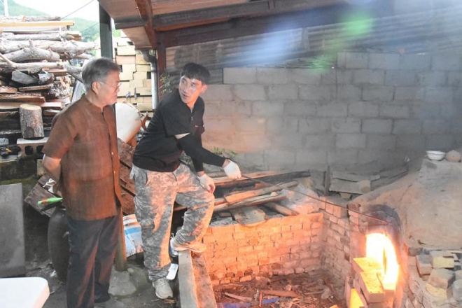 문재인 전 대통령이 경남 양산 평산마을 주민들과 함께 가마에 불을 때고 막걸리를 나눠마시는 모습을 8일 페이스북을 통해 공개했다. 2022.06.09 문재인 전 대통령 페이스북