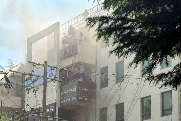 9일 대구 수성구 범어동 대구지방법원 인근 변호사 사무실 빌딩에서 불이나 시민들이 옥상 부근에서 구조를 기다리고 있다. 이 화재로  7명이 숨지고 46명이 다쳤다. 2022.6.9 <br>연합뉴스