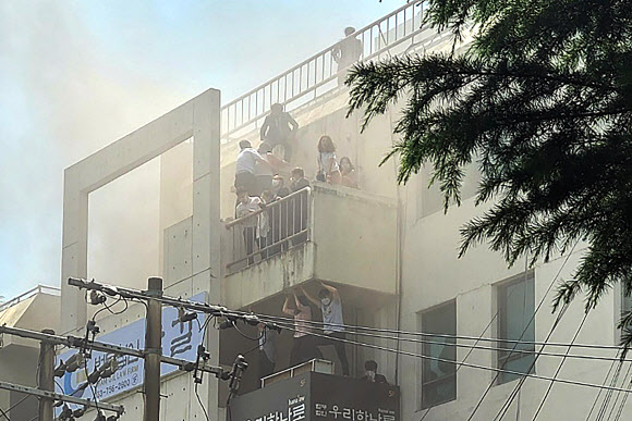 9일 대구 수성구 범어동 대구지방법원 인근 변호사 사무실 빌딩에서 불이나 시민들이 옥상 부근에서 구조를 기다리고 있다. 이 화재로  7명이 숨지고 46명이 다쳤다. 2022.6.9 <br>연합뉴스