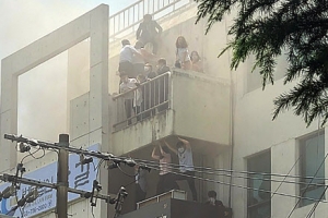 대구 변호사 빌딩 화재… 구조 기다리는 시민들