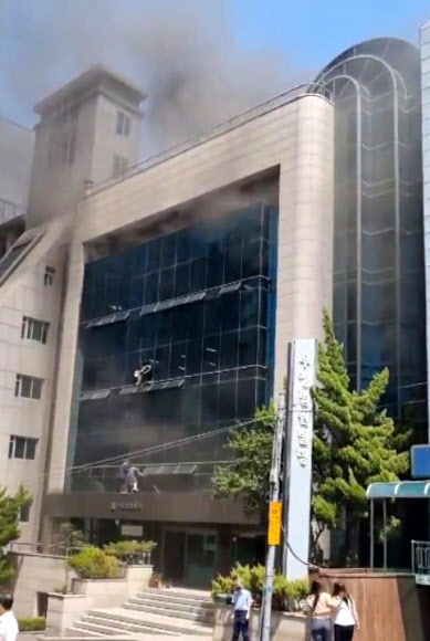 9일 대구 수성구 범어동 대구지방법원 인근 변호사 사무실 빌딩에서 화재가 발생했다. 이 화재로  7명이 숨지고 46명이 다쳤다. 2022.6.9 <br>연합뉴스