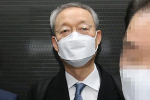 ‘산업부 블랙리스트’ 백운규 소환… 文정부 청와대 수사 확대 가능성