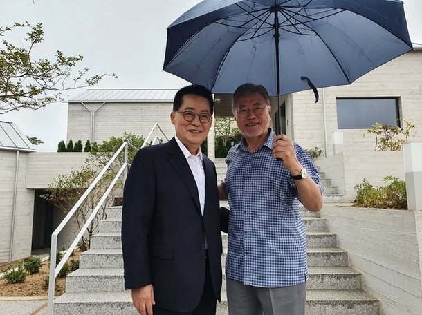 박지원 전 국가정보원장(왼쪽)과 문재인 전 대통령. 박지원 전 원장 페이스북
