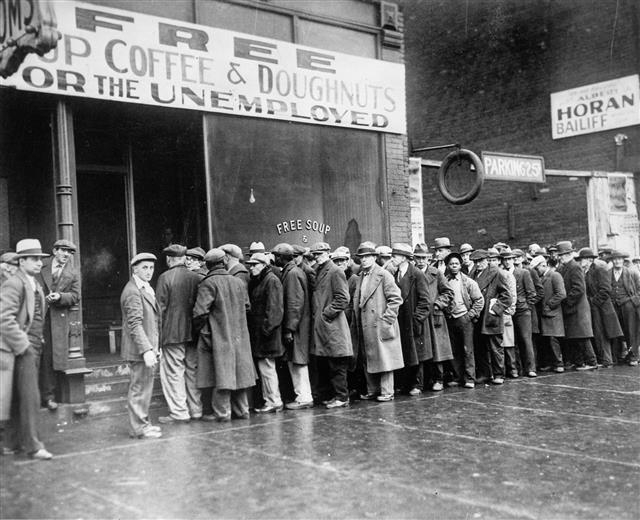 1930년대 대공황 시기 미국 시카고의 실업자들이 민간단체가 제공하는 무료급식을 받기 위해 줄을 서고 있다. 폴 새뮤얼슨은 경기 과열과 주식시장 거품이 대공황을 초래했다는 케인스식 설명에 따라 정부 역할을 강조했지만, 밀턴 프리드먼은 미 연방준비제도이사회가 이자율을 올리면서 통화량이 감소했고, 그 결과 금융 시스템이 얼어붙고 주식시장이 무너졌다는 새로운 주장을 펼쳤다. 부키 제공