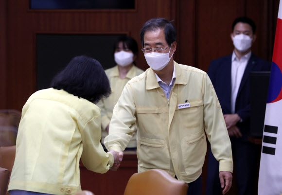 한덕수 국무총리가 10일 정부서울청사에서 열린 코로나19 중앙재난안전대책본부 회의(중대본회의)에서 참석자들과 인사하고 있다. 2022.06.10 뉴시스