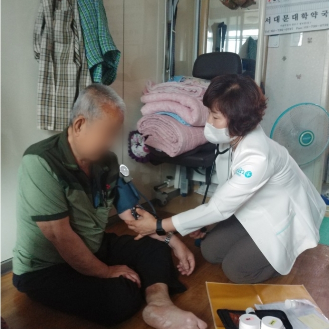 서울 마포구가 코로나19로 중단했던 방문 건강 관리 사업을 재개했다. 사진은 한 방문 간호사(오른쪽)가 주민 집을 방문해 혈압을 재는 모습. 마포구 제공