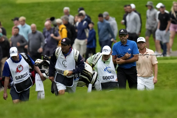 Sergio Garcia of Spain, center 세르히오 가르시아가 9일(현지시간) LIV 골프 인비테이셔널 시리즈 첫 대회가 시작된 영국 센트리온골프클럽 14번홀에서 갤러리를 이끌고 그린으로 이동하고 있다. [AP 연합뉴스]