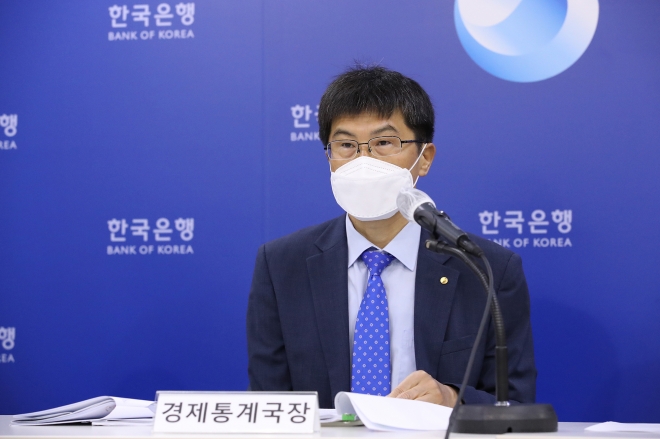 황상필 한국은행 경제통계국장이 10일 서울 중구 한국은행에서 올해 3월 국제수지(잠정)의 주요 특징을 설명하고 있다. 