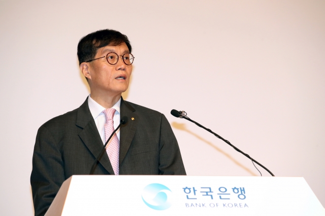 이창용 한국은행 총재가 10일 서울 중구 부영태평빌딩에서 한국은행 창립 제72주년 기념사를 낭독하고 있다.