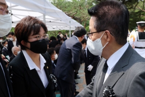 [사설]전직 원장이 폭로한 ‘국정원 X파일’, 새 정부 완전히 폐기해야