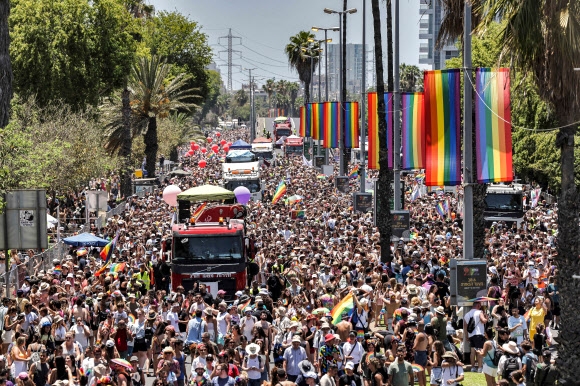 10일(현지시간) 이스라엘 도시 텔아비브는 성 소수자들에게 동등한 권리를 촉구하는 올해 ‘프라이드 퍼레이드’에는 17만 명이 운집했다. AFP연합뉴스