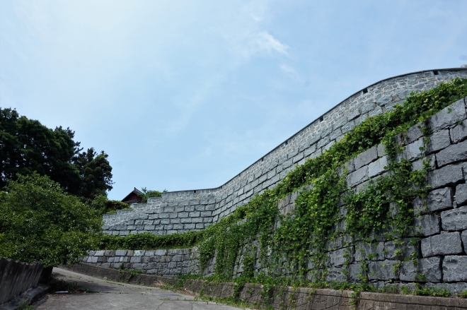 복원된 녹도진의 성벽. 사진 서동철 논설위원