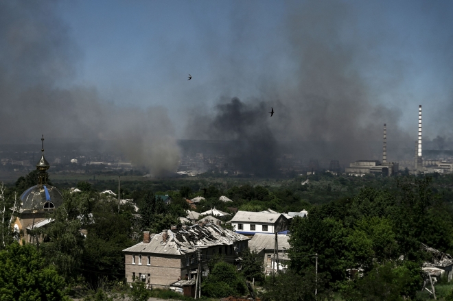 우크라 동부 리시찬스크서 치솟는 포연 9일(현지시간) 러시아군과 우크라이나군이 격전을 벌이고 있는 우크라이나 동부 돈바스(도네츠크와 루한스크주) 지역 리시찬스크 상공에 검은 연기와 먼지가 치솟고 있다. 러시아군은 돈바스 지역 장악을 위해 최근 수 주간 요충지인 세베로도네츠크와 강 건너 리시찬스크에 포격을 집중하고 있다. 2022.6.10 AFP 연합뉴스
