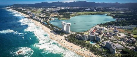 강릉 경포 등 동해안 해변에는 이달들어 관광객 차량이 몰리며 한여름 피서철을 방불케하고 있다. 자료사진