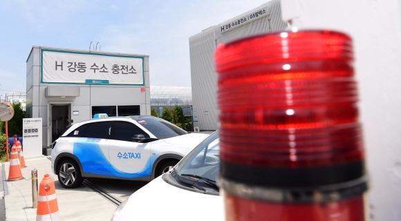 민주노총 화물연대 총파업 닷새째인 12일  수소 공급에 차질이 생기고 있는 가운데  서울 시내의 한 수소충전소에 수소공급을 기다리는 차량들이 주차되어 있다.  2022.6.10  정연호 기자